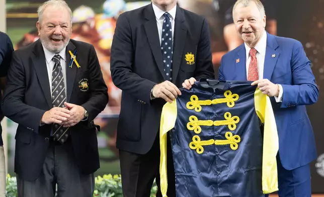 馬會行政總裁應家柏（右）向中國香港欖球總會主席蒲敬思（中）及香港足球會會長孔思和（左）贈送以馬會的藍色和黃色為主色的騎師綵衣。