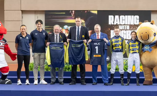 馬會行政總裁應家柏（右三），在騎師潘頓（右二）及見習騎師黃寶妮（右一）陪同下，接過由中國香港欖球總會主席蒲敬思（左四）及香港足球會會長孔思和（左三）贈送的中國香港欖球代表隊簽名球衣。香港國際七人欖球賽大使姚錦成（左二）及鄭家慈（左一）亦一同合照。
