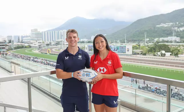 中國香港欖球隊男子隊隊長之一拜恩塞巴（左）以及女子隊隊長陳穎（右）亮相沙田馬場。