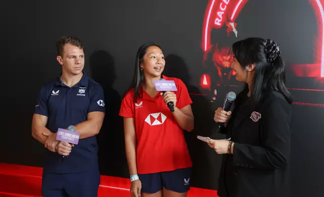 中國香港欖球隊男子隊隊長之一拜恩塞巴（左）以及女子隊隊長陳穎（中）在沙田馬場Genso Fudo Town與馬迷見面。