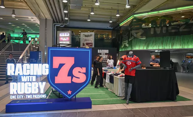 「賽馬 × 欖球」活動期間，入場人士在沙田馬場購買中國香港欖球隊球衣及特別設計的欖球主題紀念品。