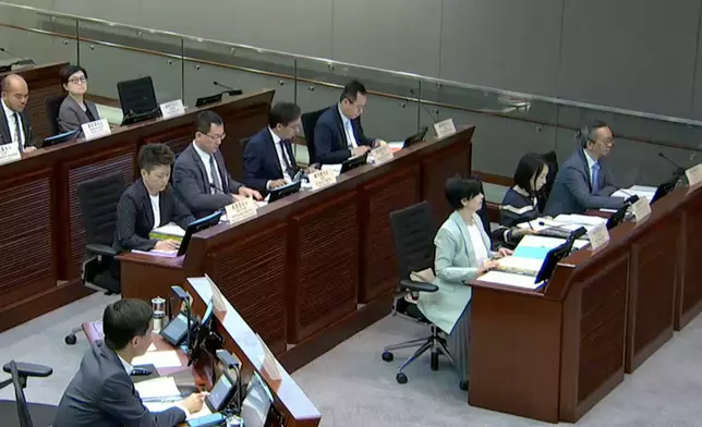 房屋事務官員出席出席立法會財委會特別會議。立法會直播截圖