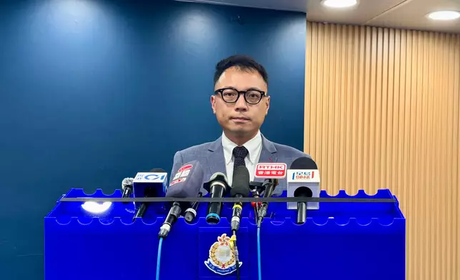 警方元朗警區刑事總督察張晉堂向傳媒簡報案情。