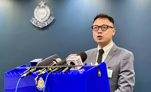 警方元朗警區刑事總督察張晉堂向傳媒簡報案情。