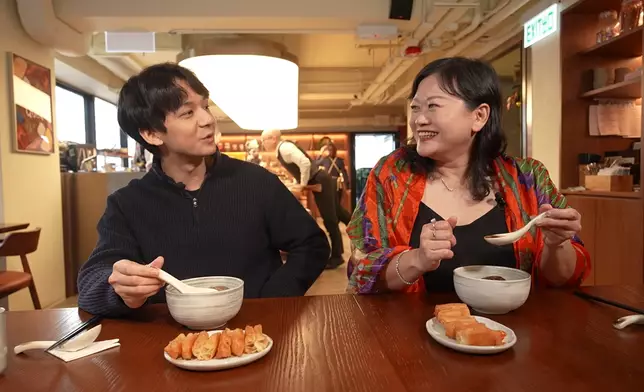 Agnes帶Arthur品味正宗馬拉肉骨茶。