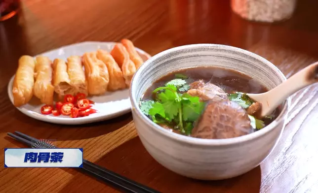 Agnes帶Arthur品味正宗馬拉肉骨茶。