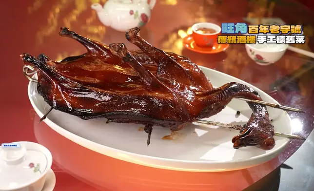 出爐後的燒鵝因貌似琵琶而得名。