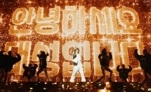 大聲演唱了首本名曲《看我貴順》。網上圖片