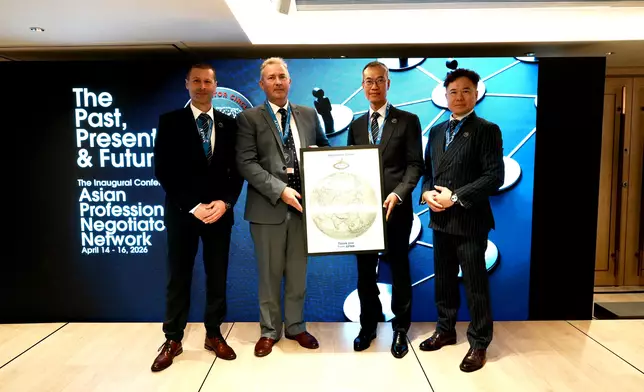 亞洲專業談判聯盟會長及副會長致送紀念品給香港警隊。