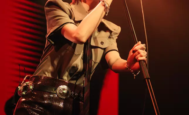 在正式官宣前，宣傳團隊在倫敦街頭邀請一位盲人街頭藝人手持《凡星》歌詞「誰都可發光，只要找對地方」無聲表演，陳蕾得知後相當感動。