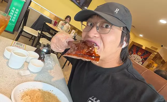 坤哥食燒鵝髀多面睇。