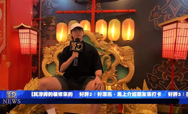 吳業坤坐在「龍椅」上，介紹猶如置身古代的餐廳。