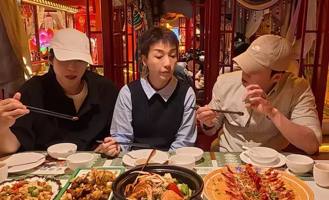 三人進食時，突然聞得巨響，原來是「宮女」表演跳古代舞。