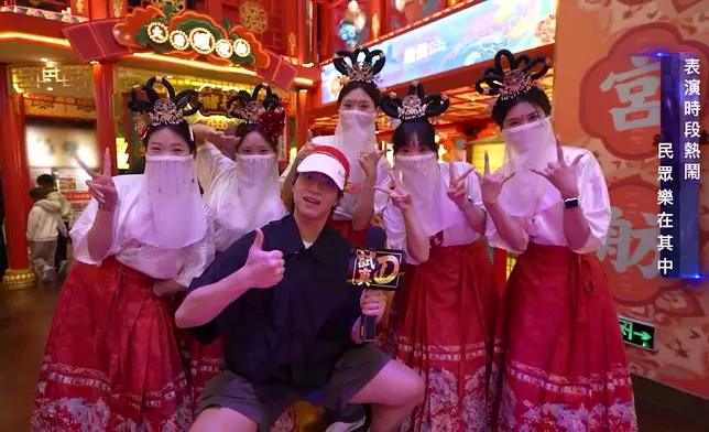 坤哥與宮女們合照。