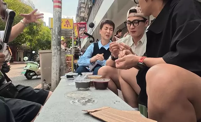 三人於渠邊附近食榶水，臭到美儀姐面容扭曲。