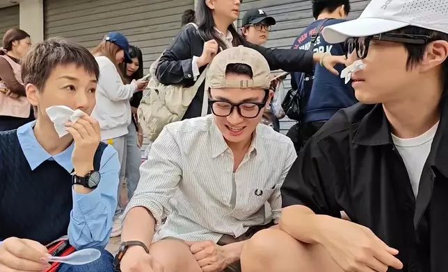 坤哥用紙巾塞住鼻孔歎美食。