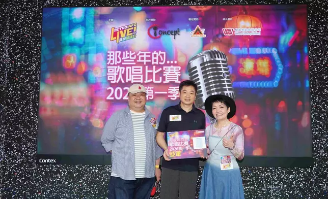 亞軍吳文生接受程凱欣頒獎，並與主持麥卓華三人合照。