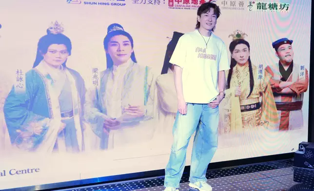 胡渭康飾演評判。