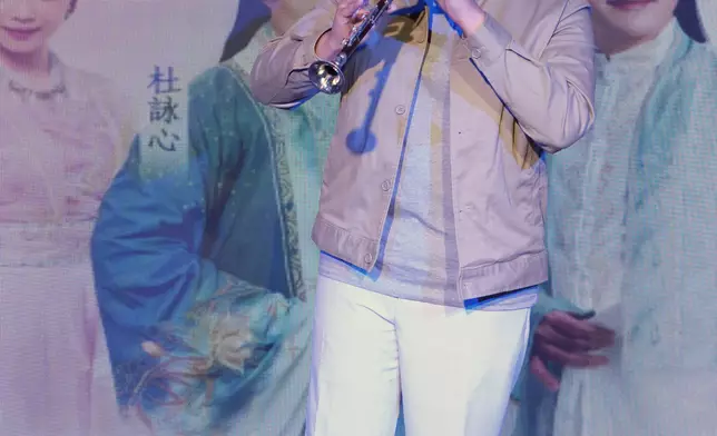 杜詠心表演樂器。