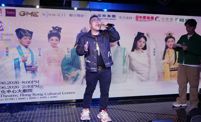 劉洋則表演唱歌。