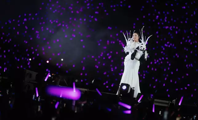 楊千嬅《Live MY LIVE 1.0》世界巡迴演唱會首站成都，4月11日及12日在東安湖體育公園主體育場一連舉行兩場，全數售罄，吸引接近七萬名觀眾進場，場面壯闊。