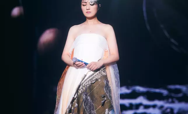 然而，真正令這場演唱會寫下紀錄的，是她堅持以全粵語歌單上場，成為首位在內地體育場級別演出中，以全粵語歌單達成雙場售罄的女歌手。