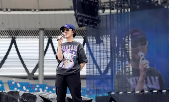 今次成都站於體育場舉行，千嬅不單要適應戶外延伸舞台設計，走位距離倍增，機關處處，考驗唱功之餘亦考驗體能與專注。