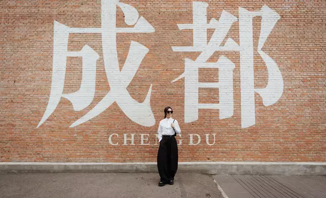 千嬅特意提早幾天抵達成都，感受城市氣息，沿途遇上不少歌迷跟隨。