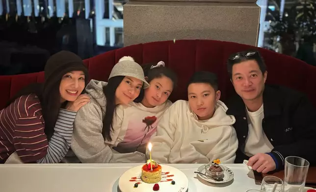 鄭希怡與黃依汶兩家人感情好好。