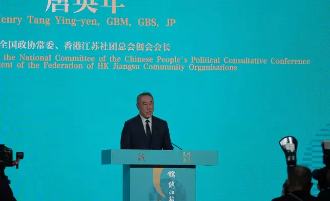 全國政協常委、香港江蘇社團總會創會會長唐英年。巴士的報記者攝