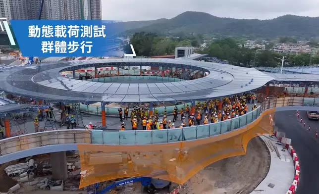 粉嶺龍躍頭交匯處S960超高強度鋼材行人天橋動態載荷測試成功。土木工程拓展署facebook圖片