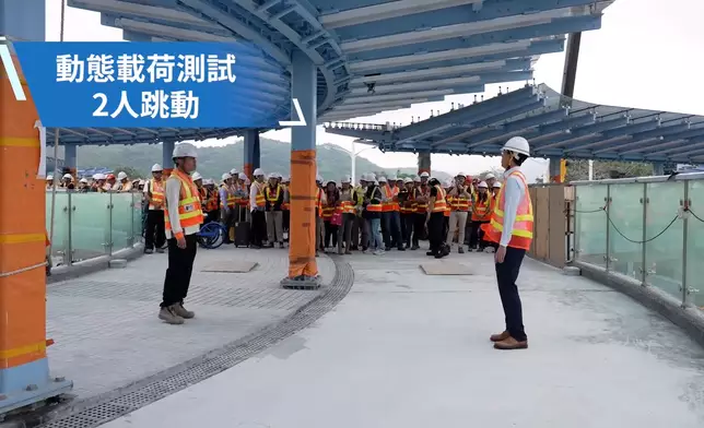 粉嶺龍躍頭交匯處S960超高強度鋼材行人天橋動態載荷測試成功。土木工程拓展署facebook圖片