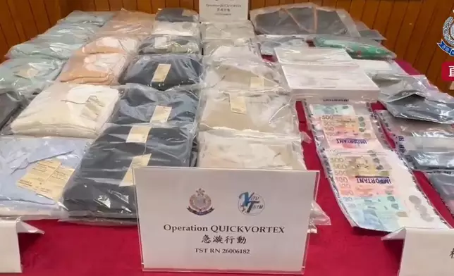 警方偵破專門針對大型服裝連鎖店「無印良品」（MUJI）的連串盜竊案，起出一批證物。香港警察FB直播截圖