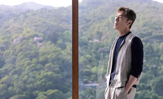 許志安今日正式宣布加盟神燈娛樂有限公司，同時推出最新廣東單曲《信天翁》。