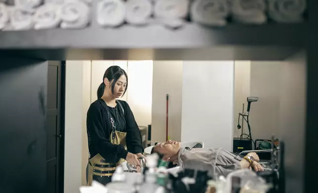 MV找來近期在《夜王》、中憑「葵芳」一角爆紅的女演員蔡蕙琪演出。