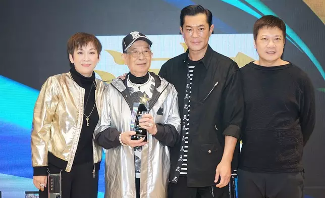 2024年獲香港演藝人協會頒發「傑出藝演大獎」。