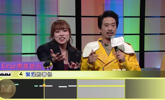 Desta示範參賽者的挑戰歌。