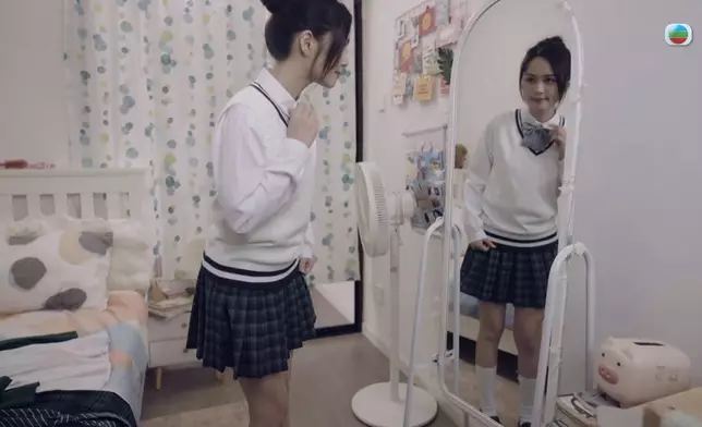 佢笑言著校服扮後生甫少女甫其實有啲尷尬。