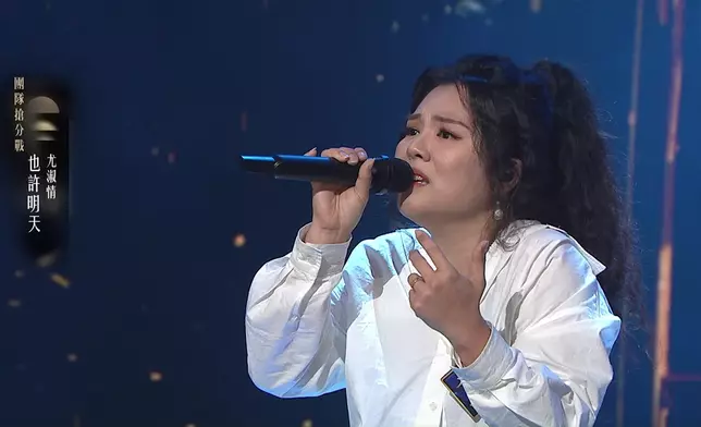 尤淑情唱張惠妹歌曲《也許明天》。