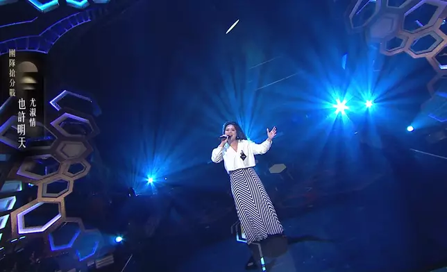 尤淑情唱張惠妹歌曲《也許明天》。