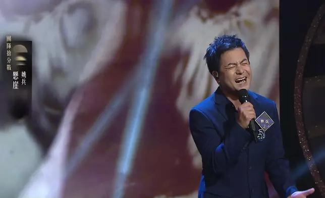 姚兵突破自己，選唱「跳崖歌」《懸崖》。