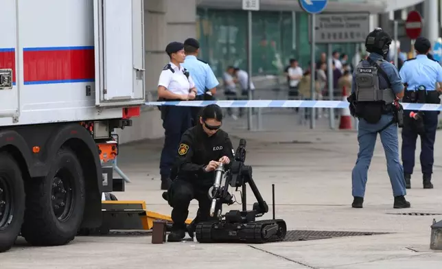 爆炸品處理課人員模擬拆解炸彈。政府新聞處圖片