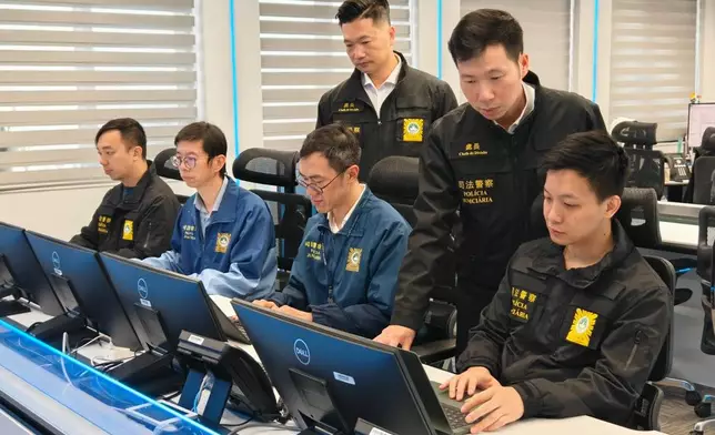 澳門司法警察局人員在網絡安全及應急中心進行分析工作。政府新聞處圖片