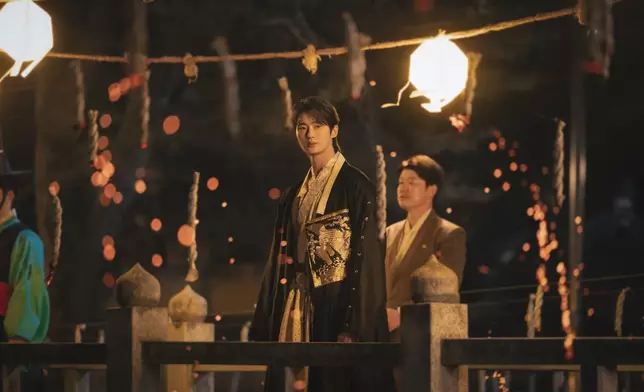 IU與邊佑錫於「主上誕日宴」相遇。Disney+提供圖片