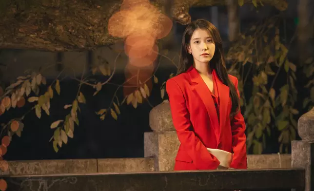 IU與邊佑錫於「主上誕日宴」相遇。Disney+提供圖片