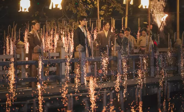 絕美夢幻煙花「落火遊戲」壯麗又動人。Disney+提供圖片