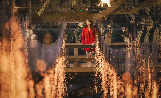 絕美夢幻煙花「落火遊戲」壯麗又動人。Disney+提供圖片