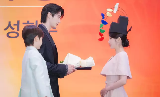 IU向王子邊佑錫進擊地展開一系列「倒追奇招」。Disney+提供圖片