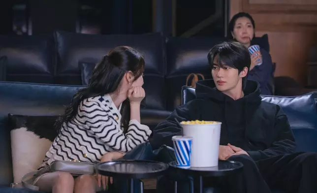 IU向王子邊佑錫進擊地展開一系列「倒追奇招」。Disney+提供圖片