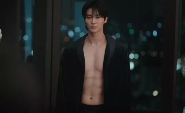 邊佑錫赤裸上身大曬結實胸肌。Disney+提供圖片